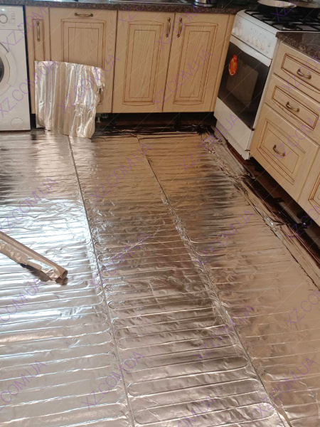Укладка алюмінієвого мату на кухні зверху на плитку